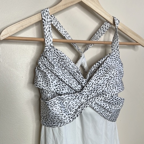 LULULEMON SMALL SIZE 4 WHITE AND BLACK WRAP IT UP TOP - Picture 3 of 8